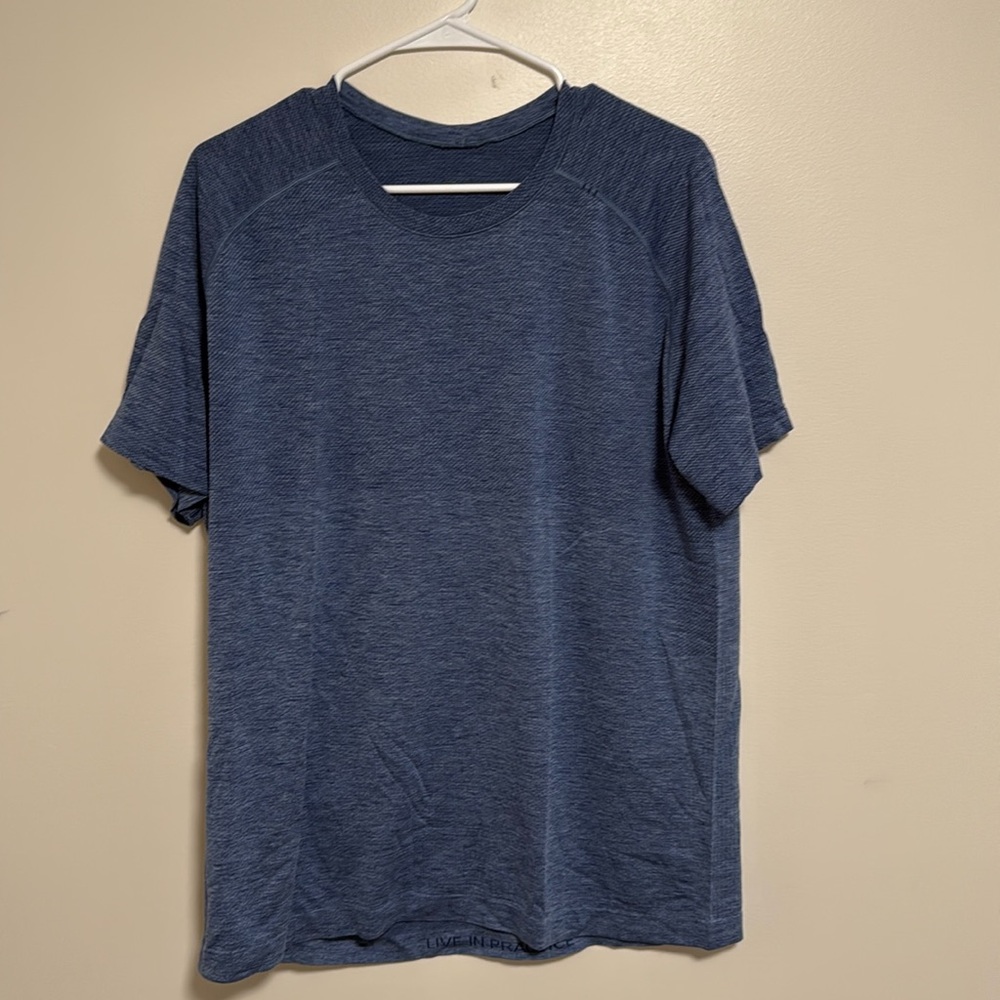 LULULEMON T-SHIRT